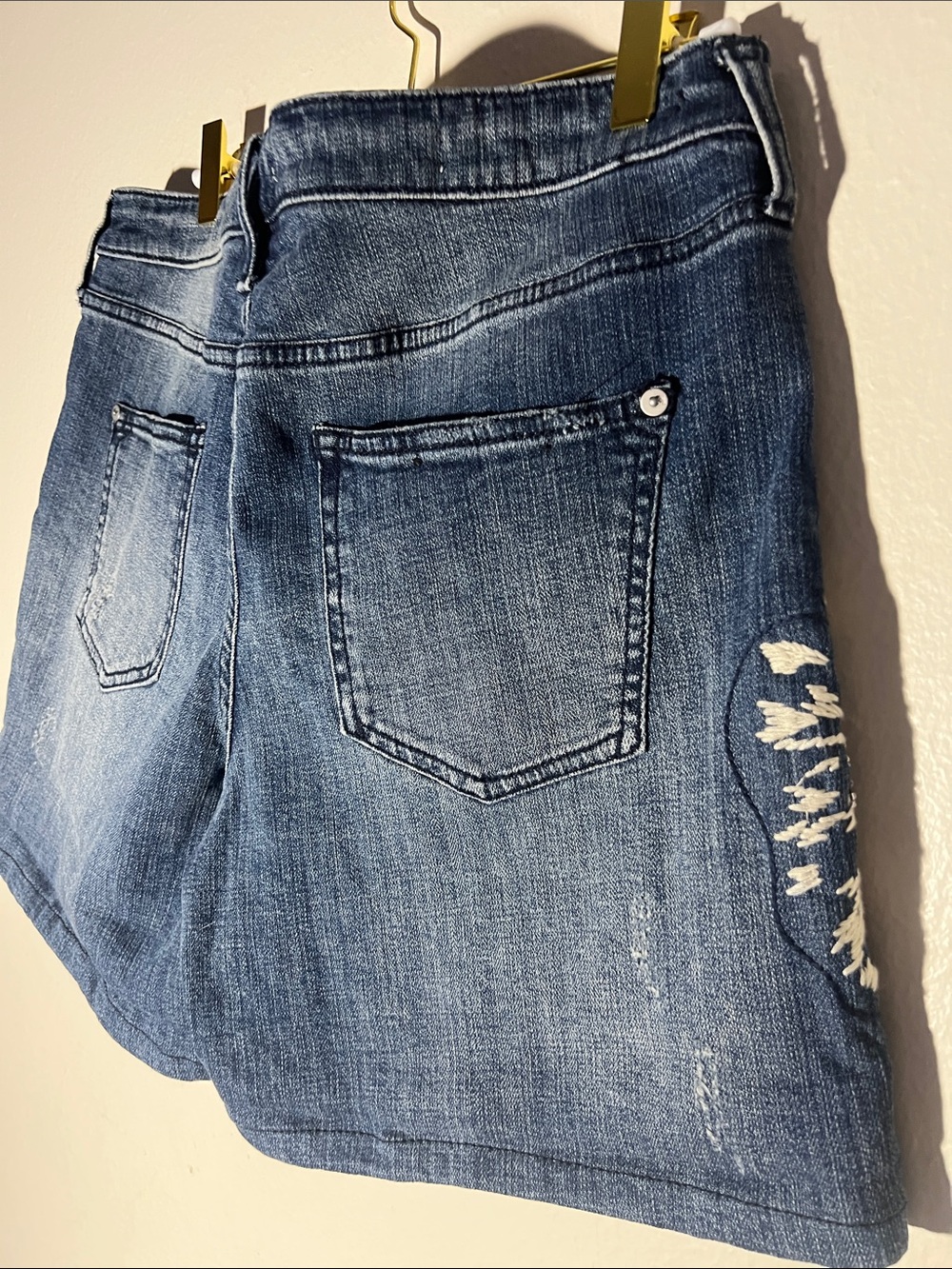 Pilcro & the Letterpress Blue Denim Slim Boyfriend Jean Shorts White Embroidery - Picture 8 of 8